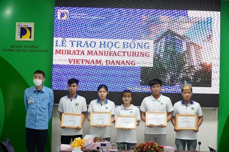 Sinh viên xuất sắc nhận học bổng hỗ trợ từ trường Đại học Bách Khoa Đà Nẵng