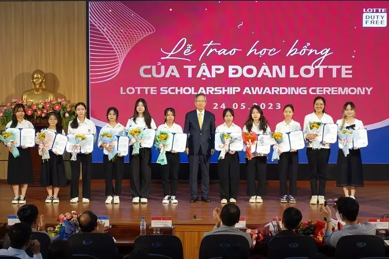 Sinh viên trường Đại học Ngoại ngữ Đà Nẵng nhận học bổng khuyến khích học tập