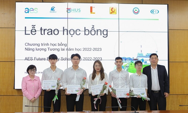 Sinh viên trường Đại học Công nghiệp Hà Nội nhận học bổng