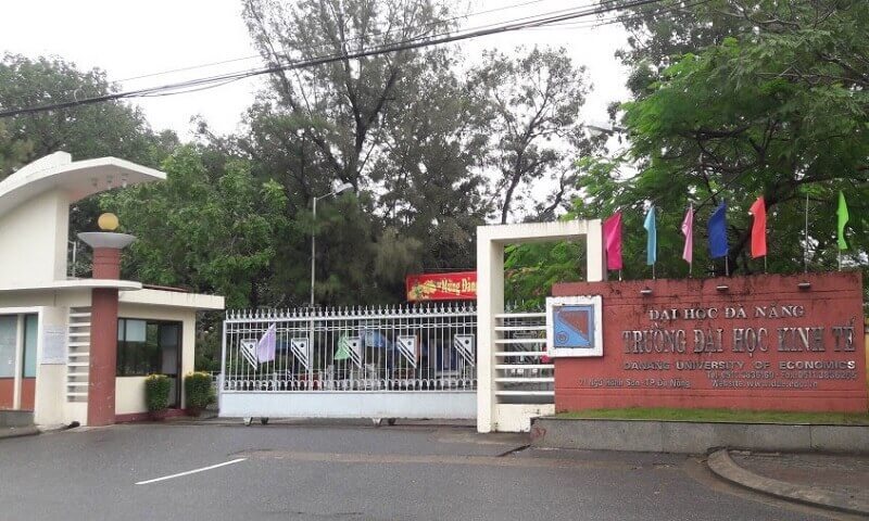 Cổng trước trường Đại học Kinh tế Đà Nẵng