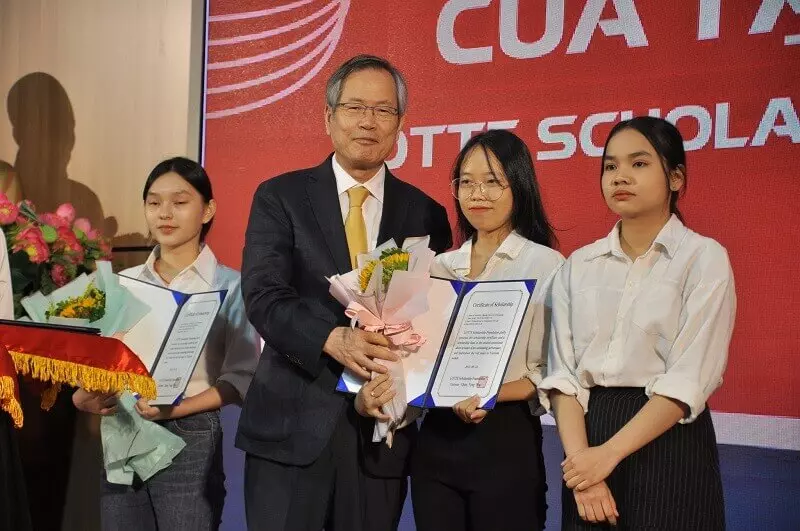 Sinh viên nhận học bổng trường Đại học Kinh tế Đà Nẵng