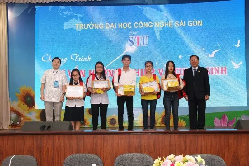 Sinh viên nhận học bổng tài năng trường Đại học Công nghệ Sài Gòn